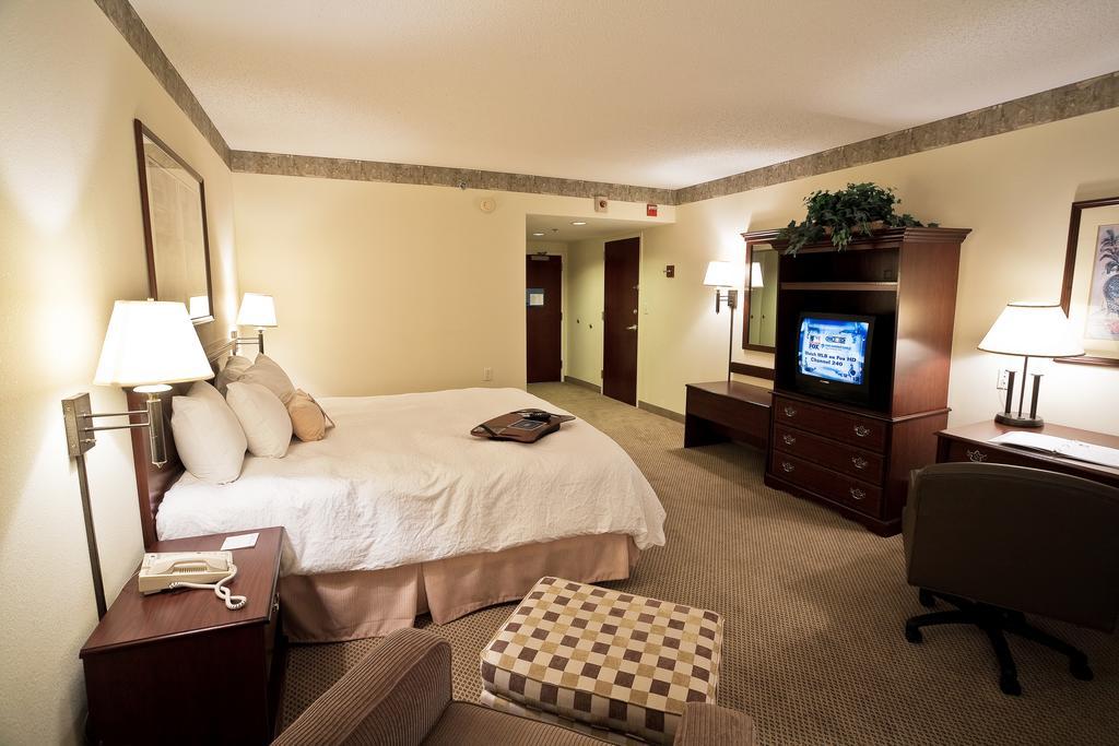 Hampton Inn & Suites Charlotte Arrowood Rd Bagian luar foto