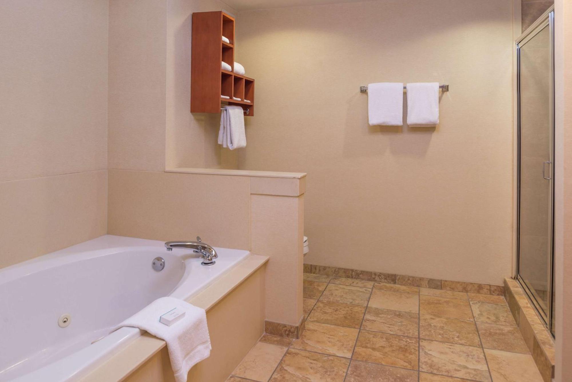 Hampton Inn & Suites Charlotte Arrowood Rd Bagian luar foto