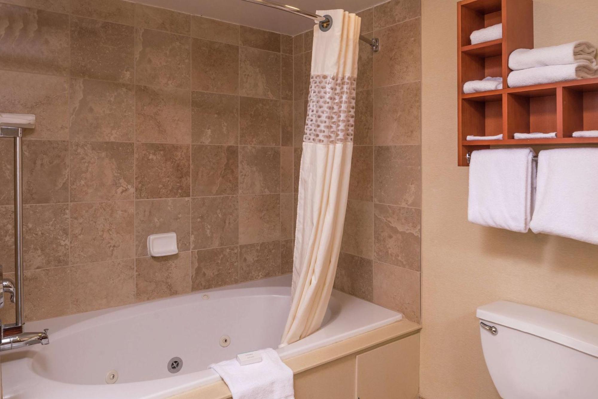Hampton Inn & Suites Charlotte Arrowood Rd Bagian luar foto